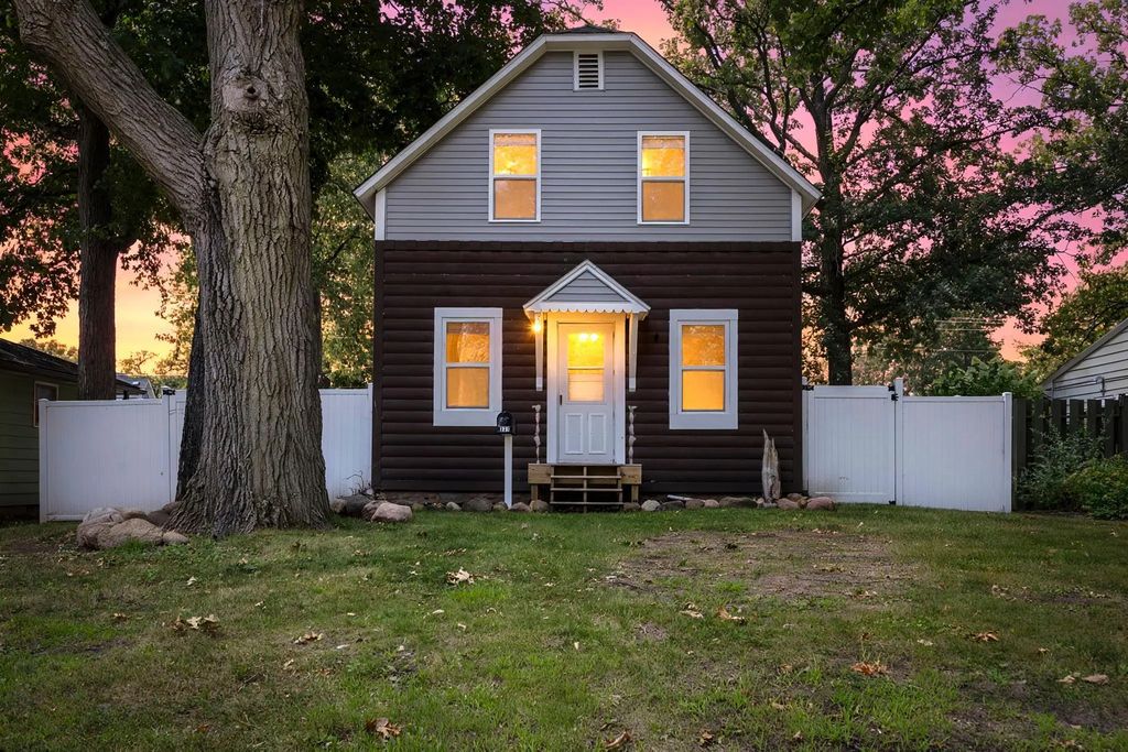 337 Morrison Street, Mora