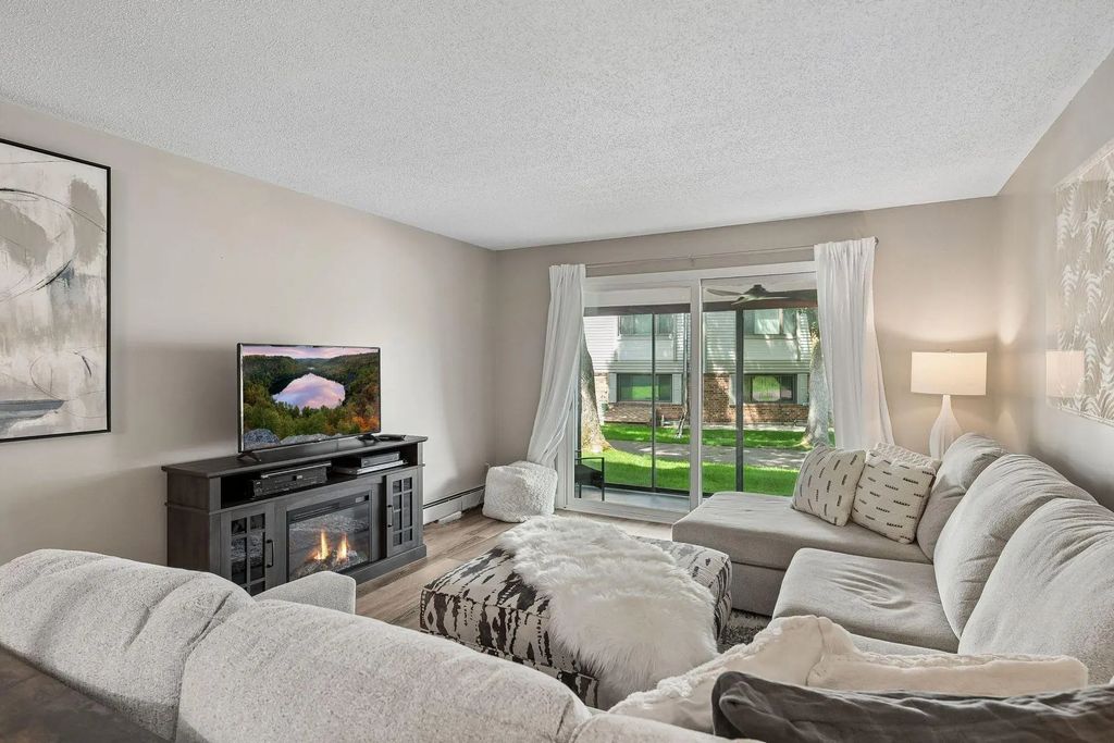 10540 43rd Avenue N 103, Plymouth