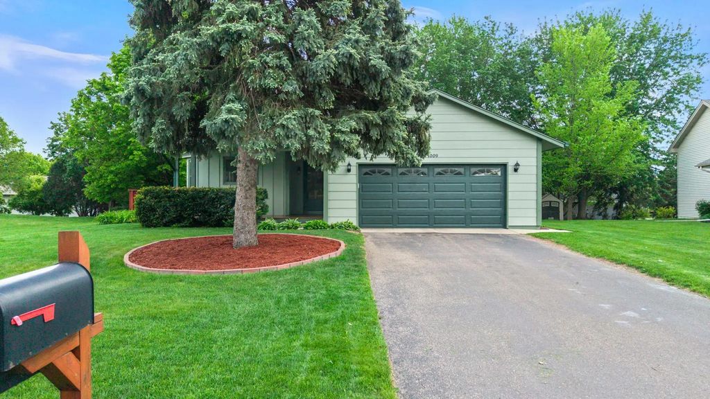 1009 Gramsey Place, Burnsville