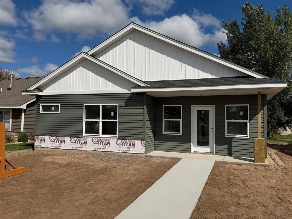 2242 8th Lane Se, Cambridge
