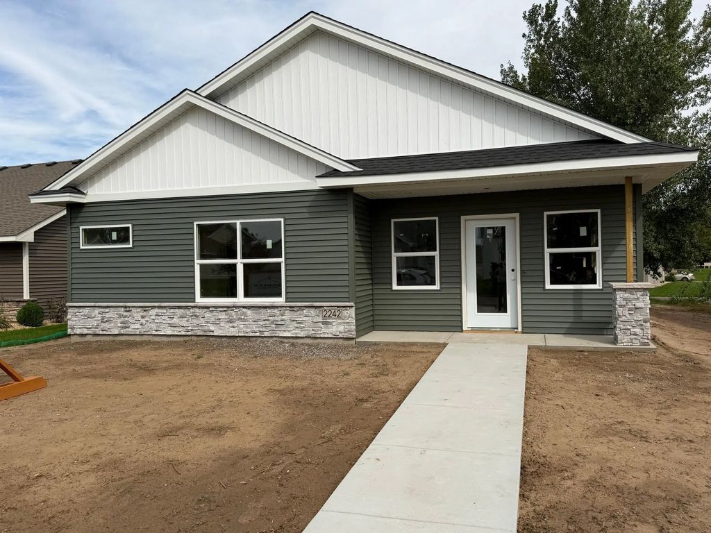 2242 8th Lane Se, Cambridge