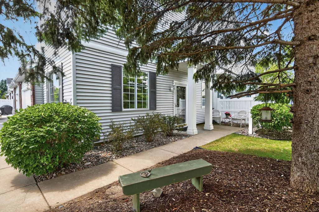 9649 Peony Lane N 1110, Maple Grove