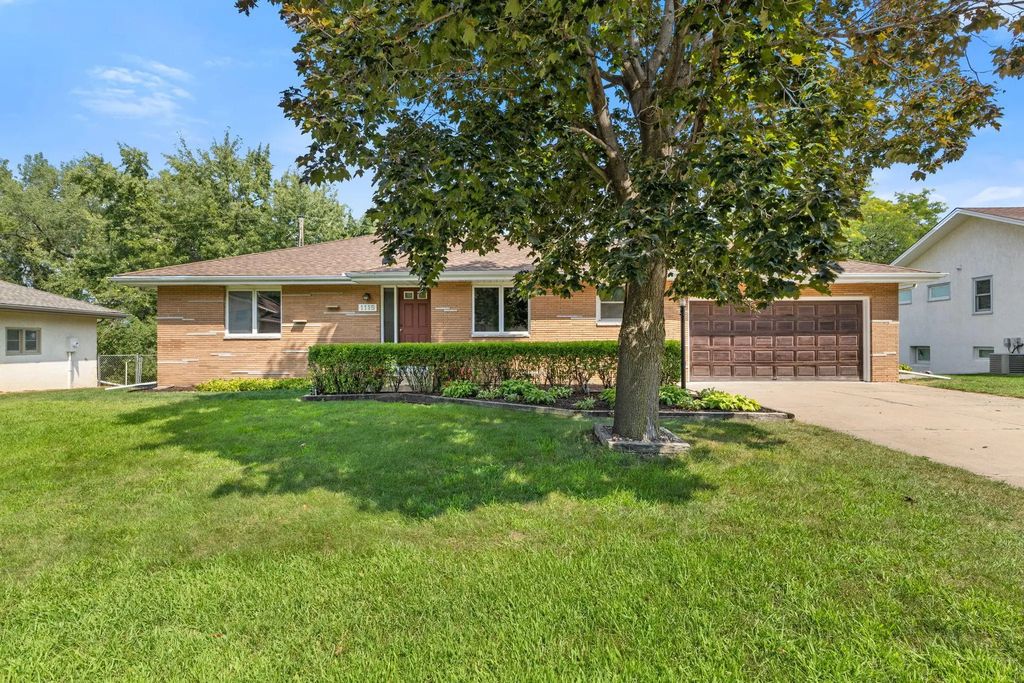1115 Pike Lake Drive, New Brighton