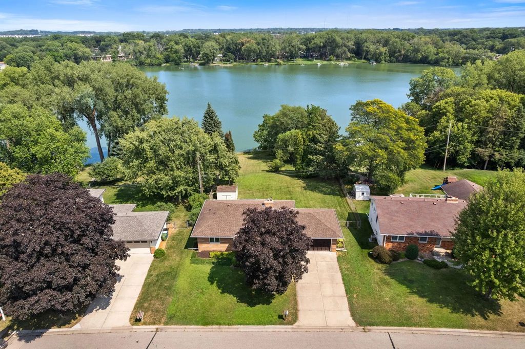 1115 Pike Lake Drive, New Brighton