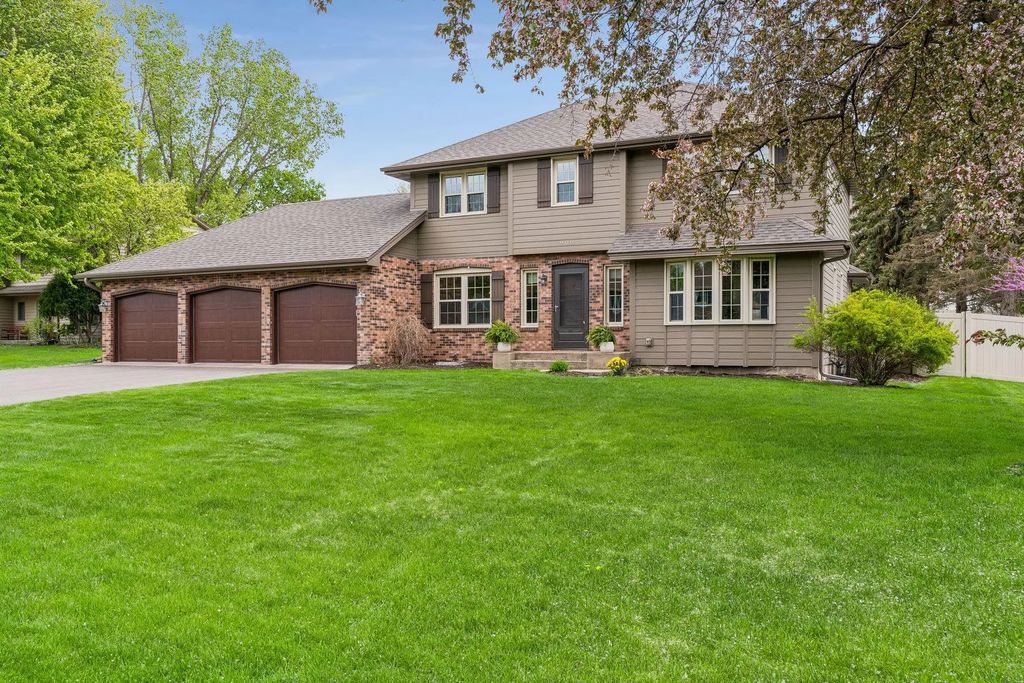 900 Nina Court, Mendota Heights