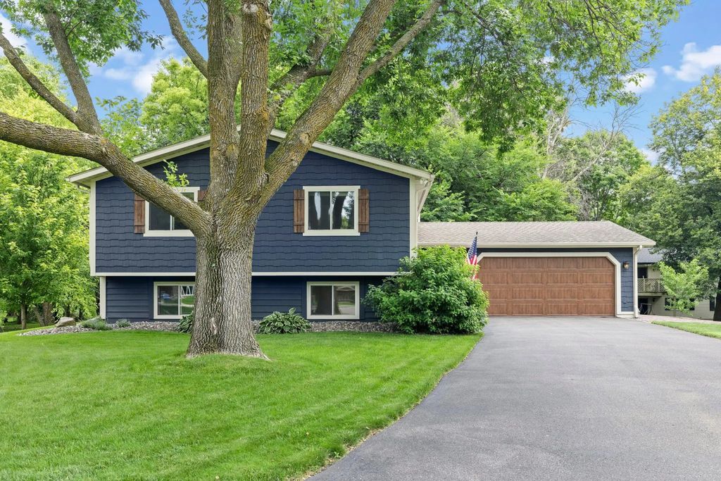 7023 Park View Lane, Eden Prairie