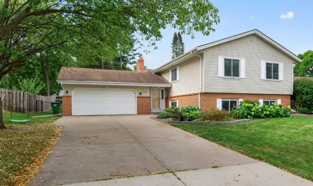 8715 North Brook Avenue N, Brooklyn Park