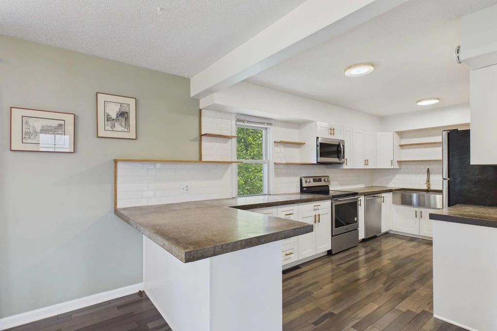 2562 Fairview Avenue N, Roseville