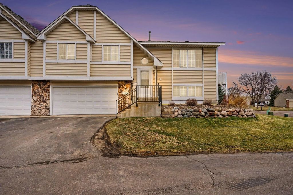 15865 Griffon Path, Apple Valley
