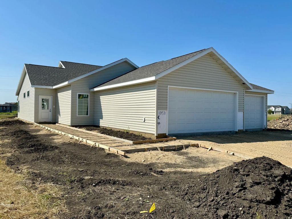 1858 63rd Avenue S, Fargo