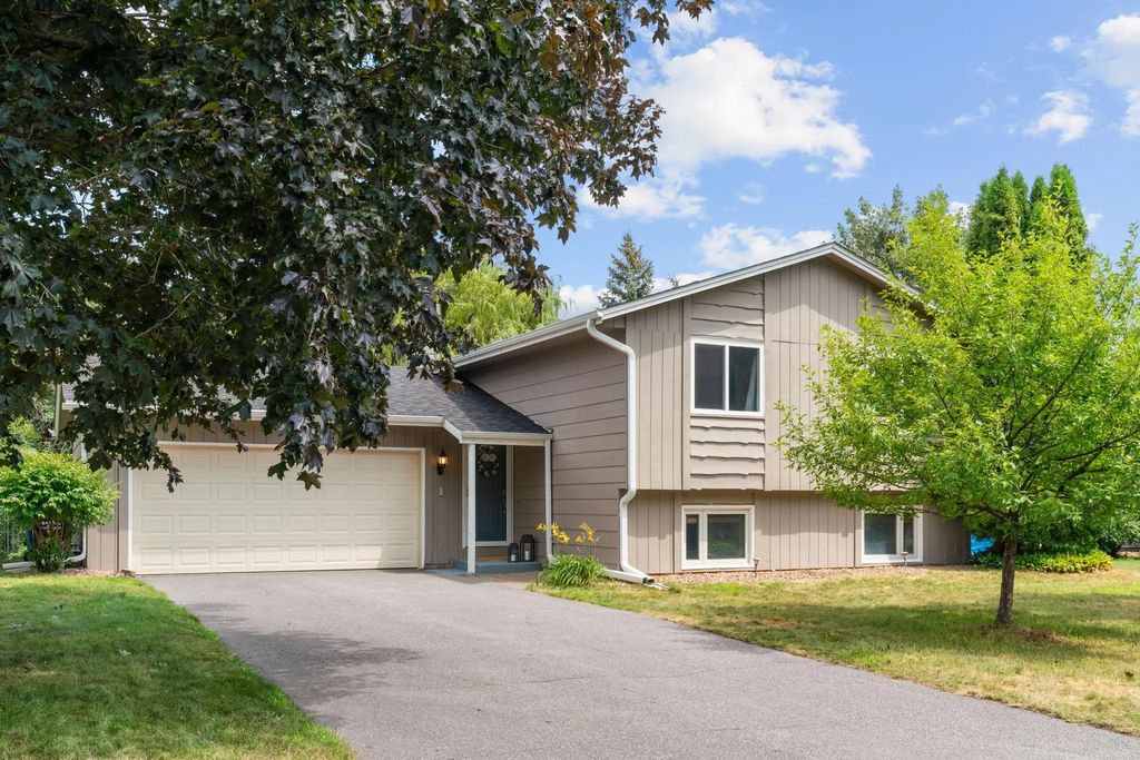 8648 N Zinnia Way, Maple Grove
