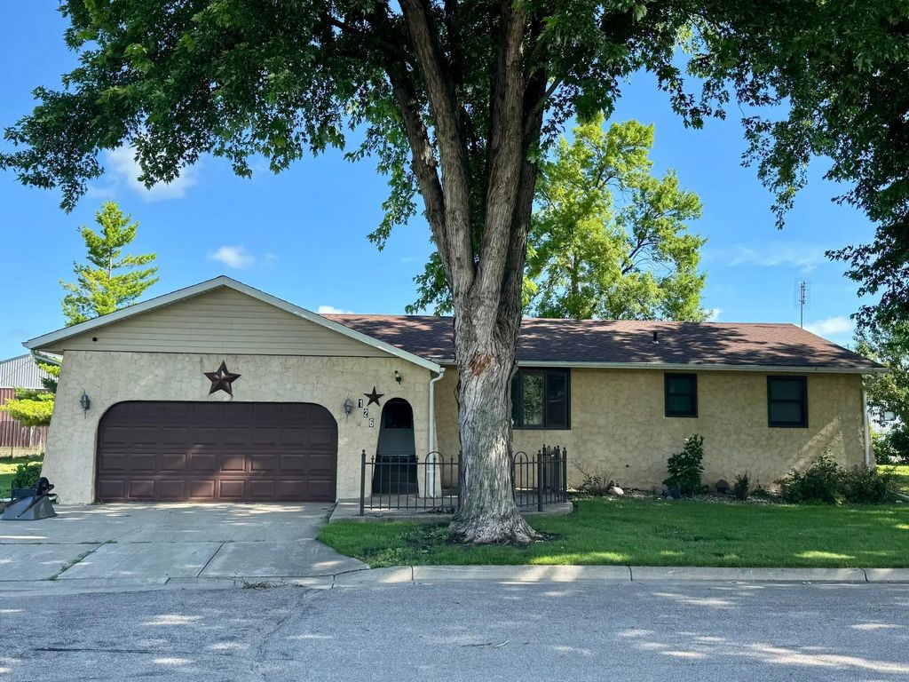 126 S 1st Street, Bird Island