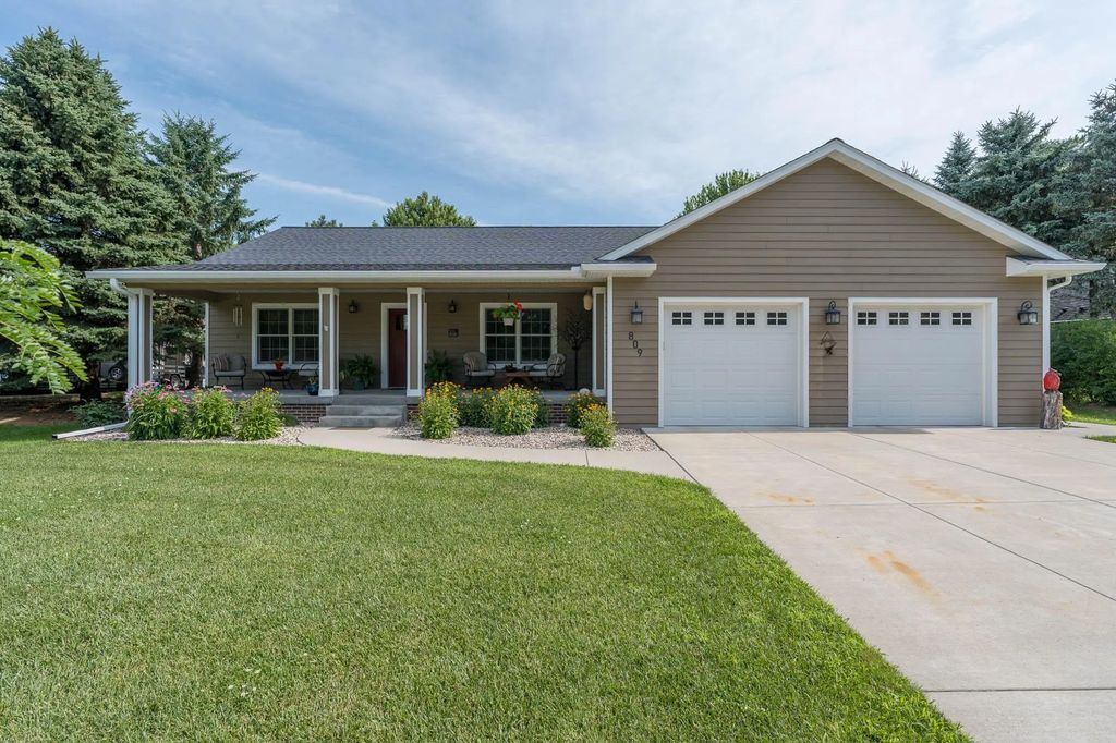 809 Spruce Place, Saint Peter