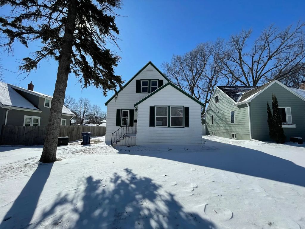 911 W Cavour Avenue, Fergus Falls