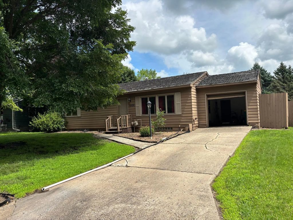 1306 Crestview Road, Albert Lea