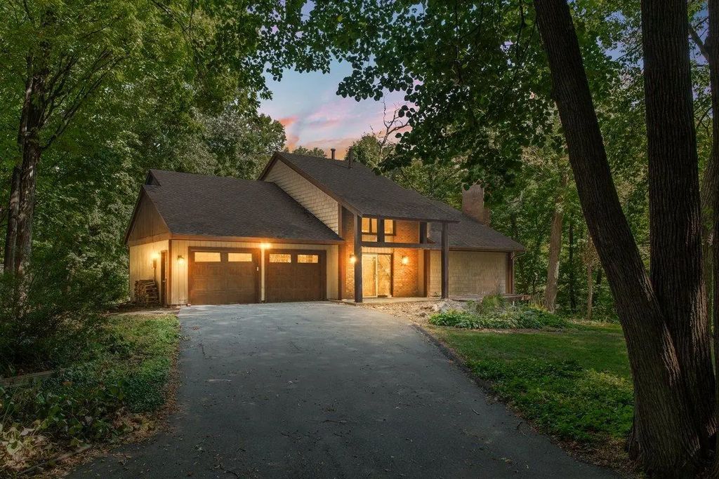 606 Carver Beach Road, Chanhassen