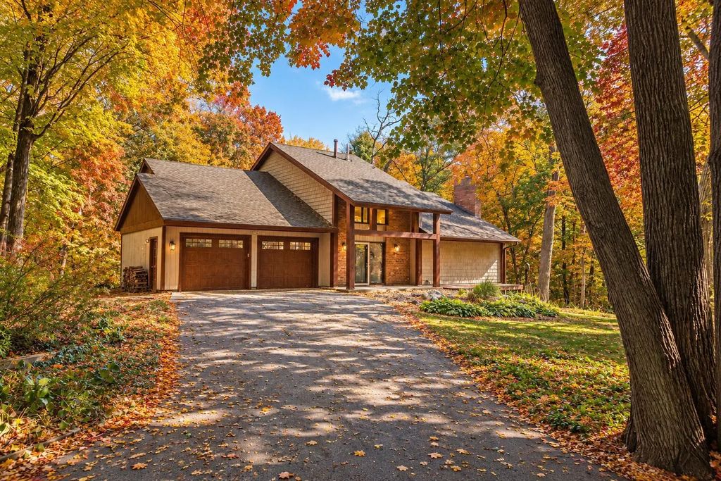 606 Carver Beach Road, Chanhassen