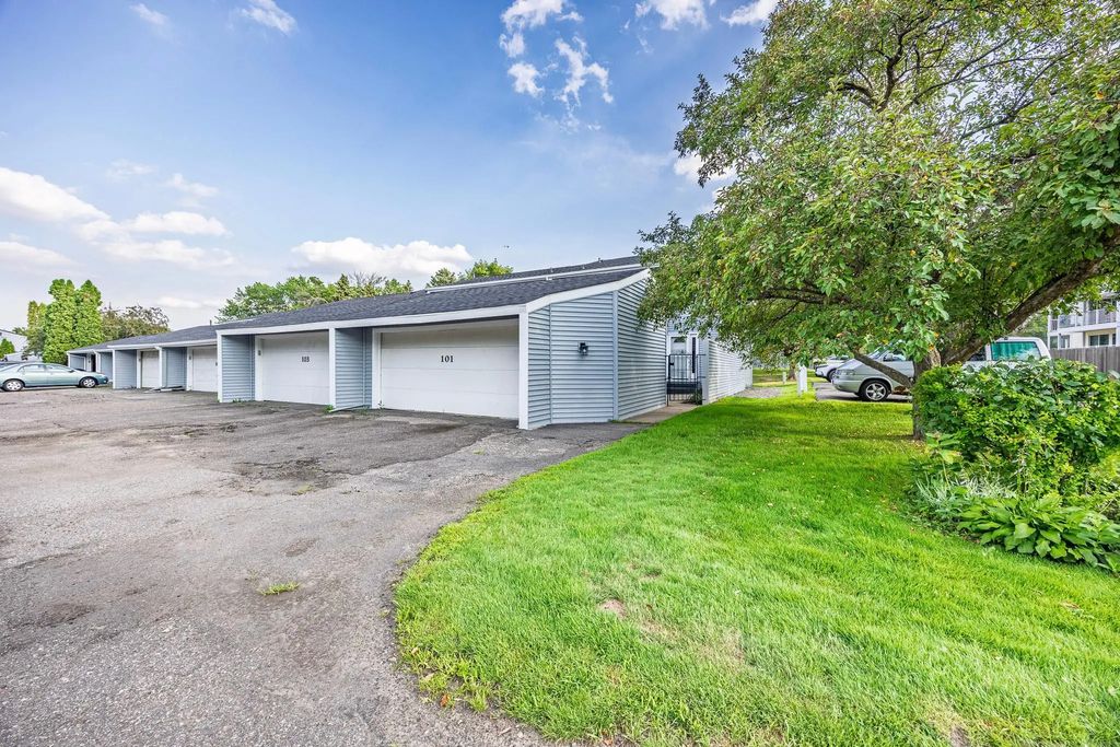 101 Canabury Court, Little Canada