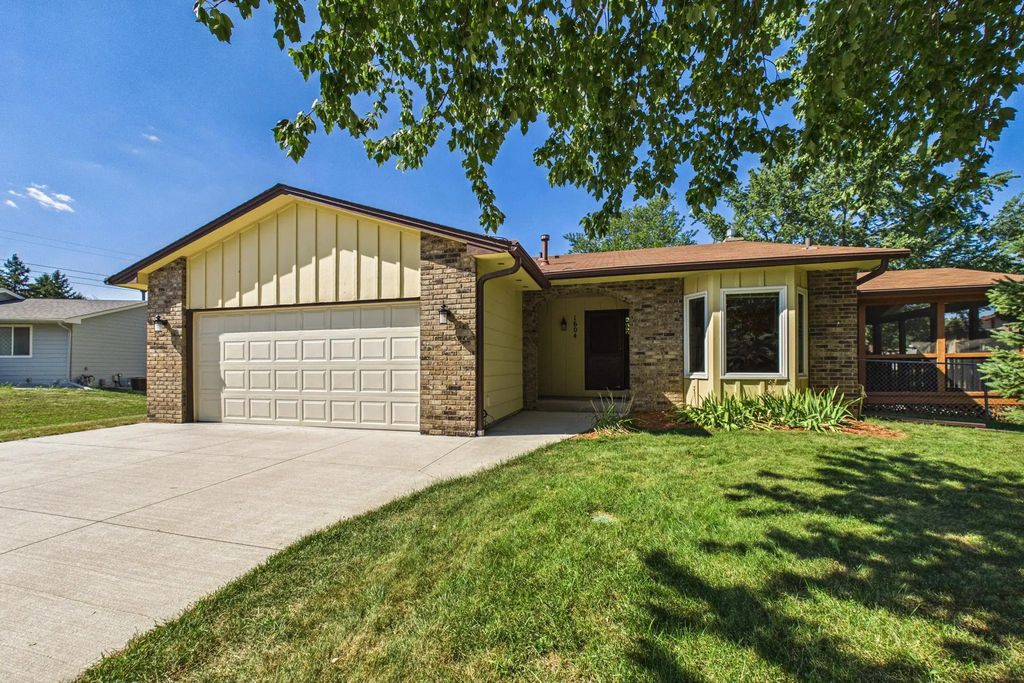 1604 Rio Loma Drive, Burnsville