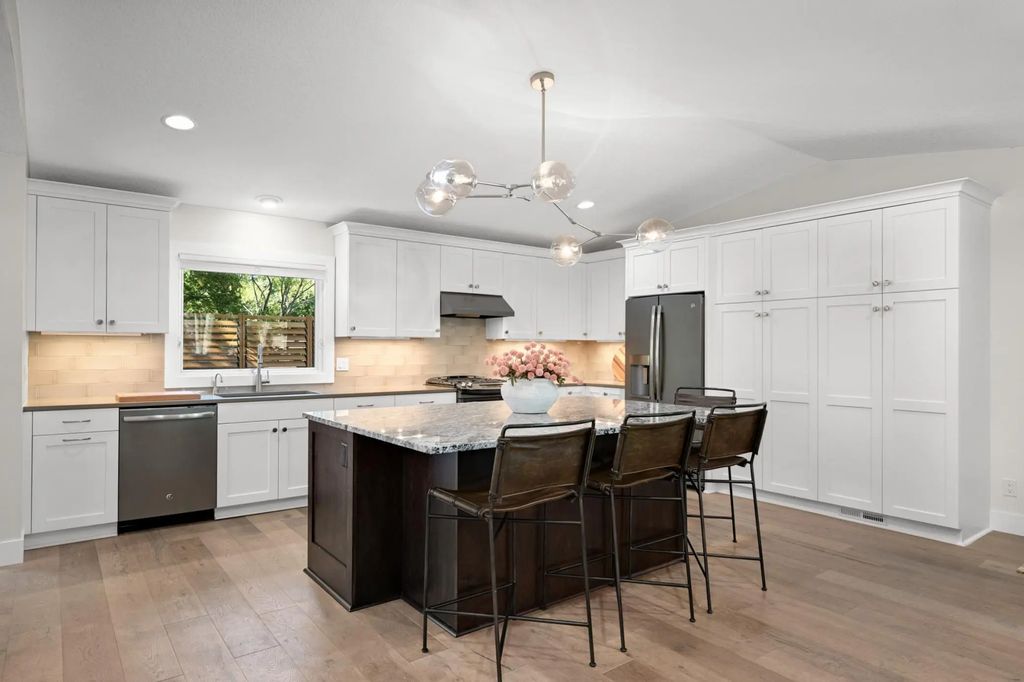7204 Glouchester Drive, Edina