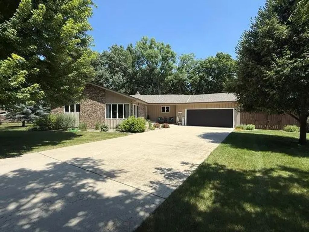 104 Cedar Point, Redwood Falls