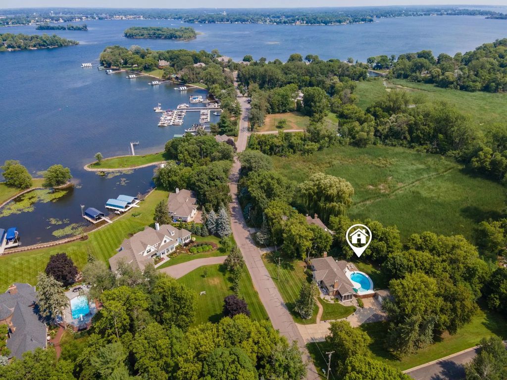 5565 Howards Point Road, Excelsior