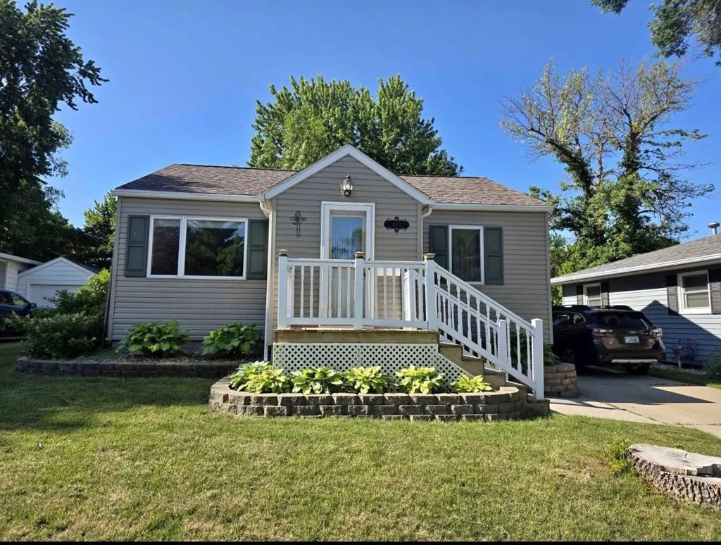117 W Maple Street, Marshall