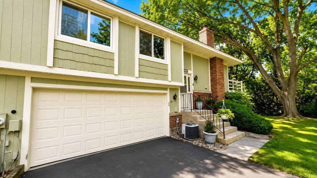 6869 Macbeth Court, Woodbury