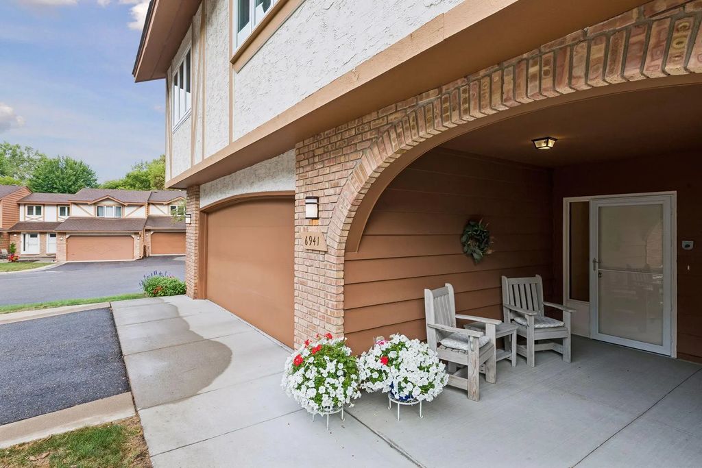 6941 Edenvale Boulevard, Eden Prairie