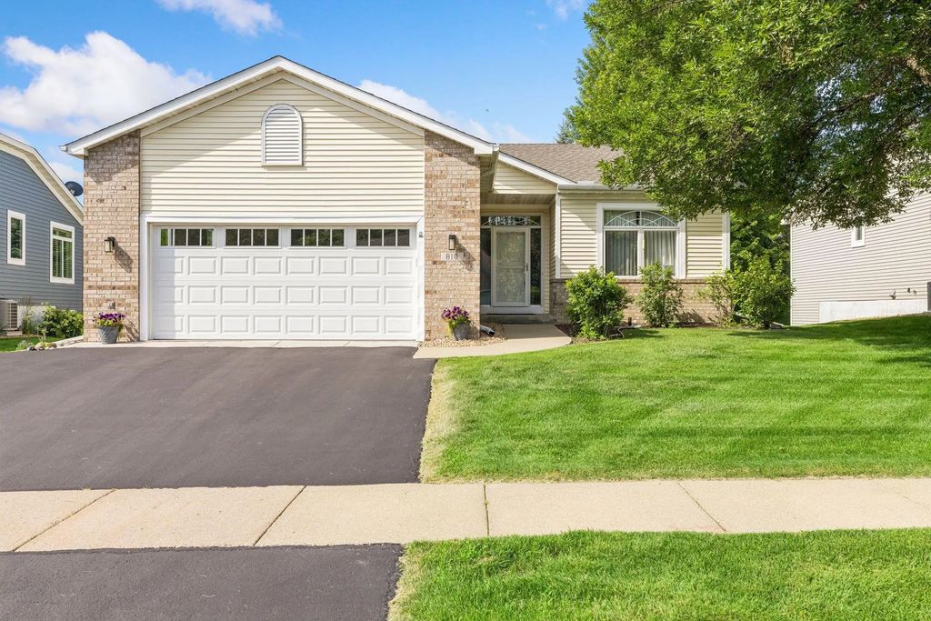 810 Monet Court, Mendota Heights