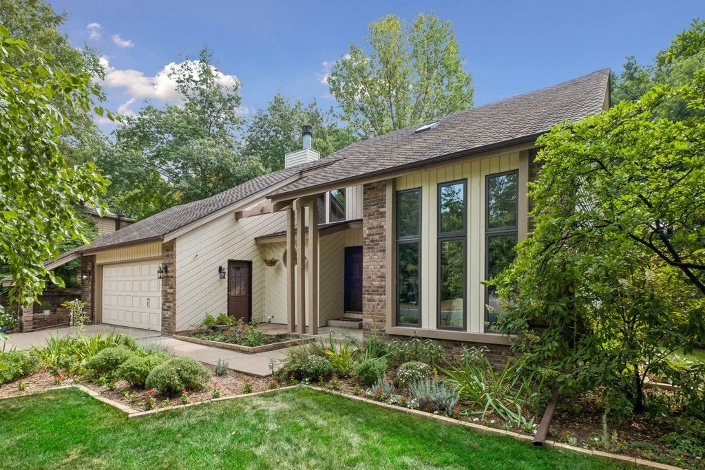 2248 James Street, Eagan