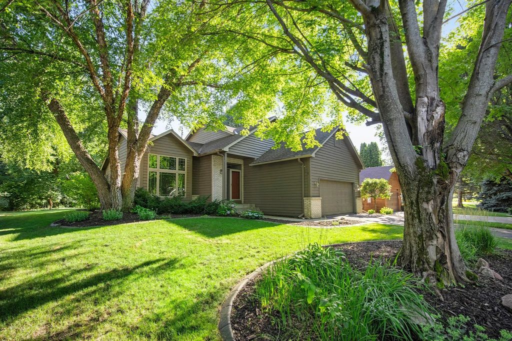 960 Wildflower Court, Eagan