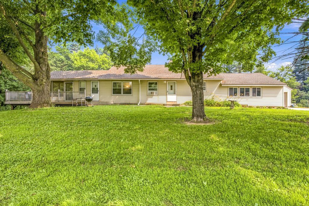 1256 Rice Street, Braham