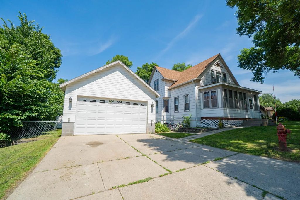 411 E Gustavus Avenue, Fergus Falls