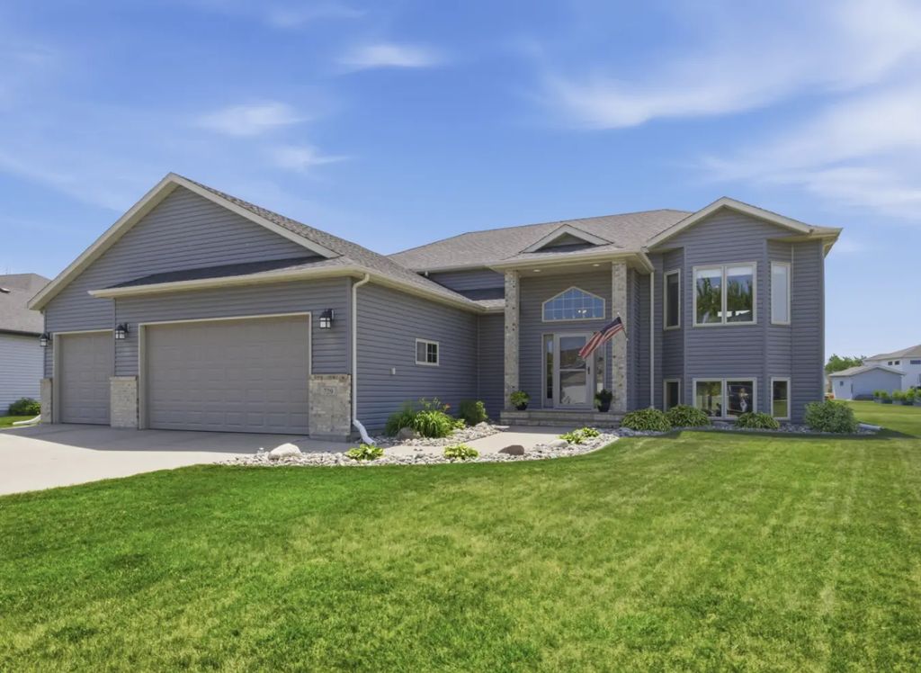 729 36th Avenue W, West Fargo