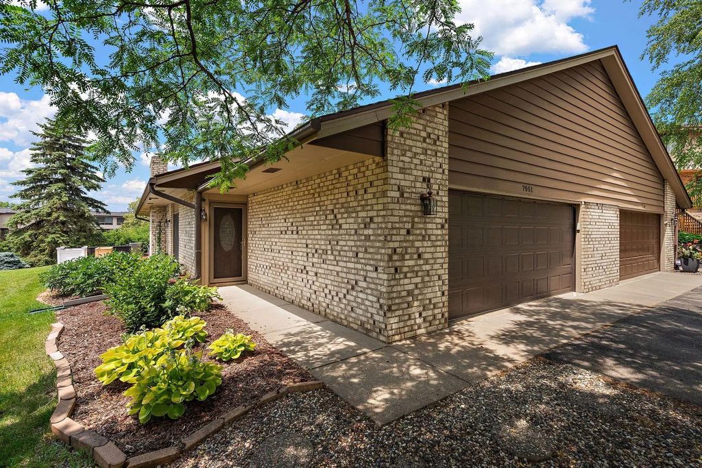 7051 Robinwood Trail, Woodbury