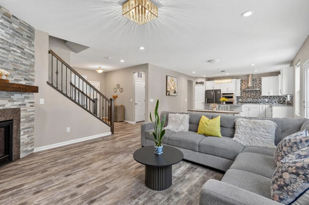 524 Aidan Cove, Eagan