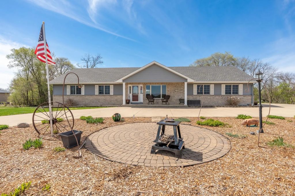 7195 County Road 10 E, Chaska