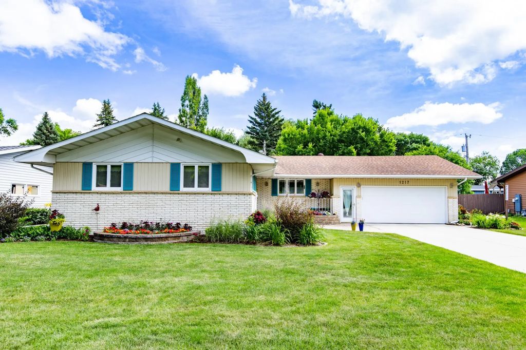 1217 Oak Street N, Fargo