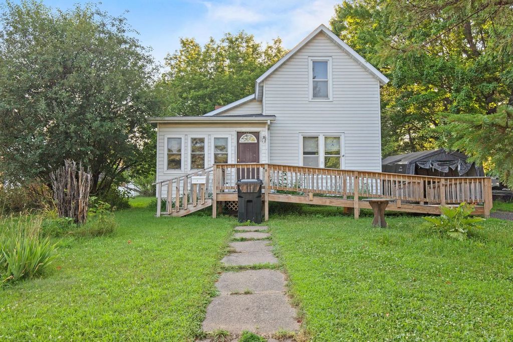 448 Keller Avenue S, Amery