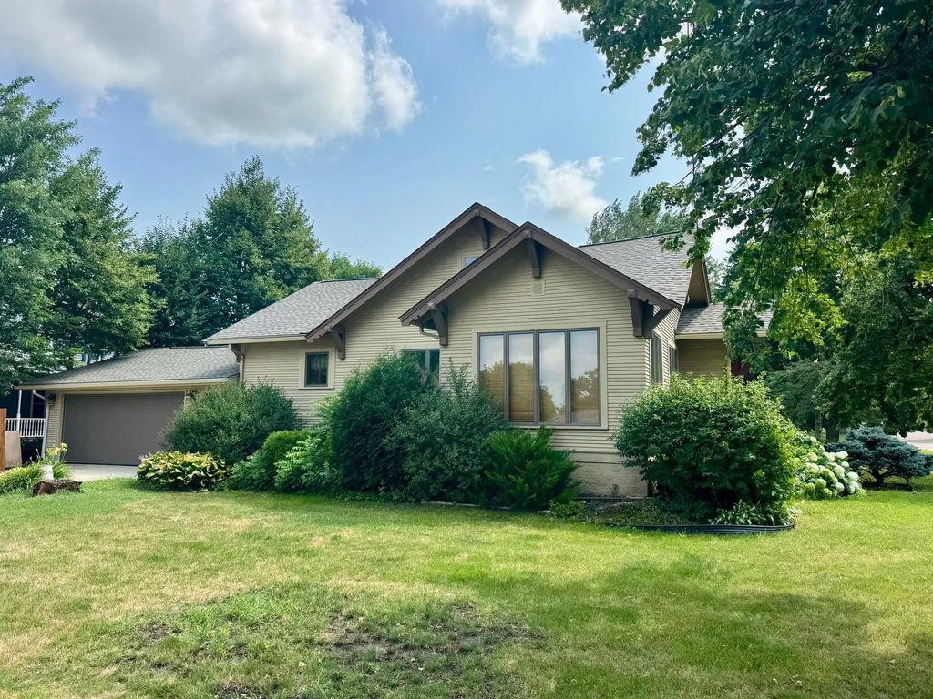 1008 W Ash Avenue, Olivia
