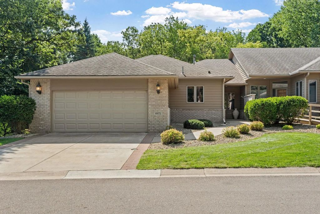 8975 Hunters Way, Apple Valley