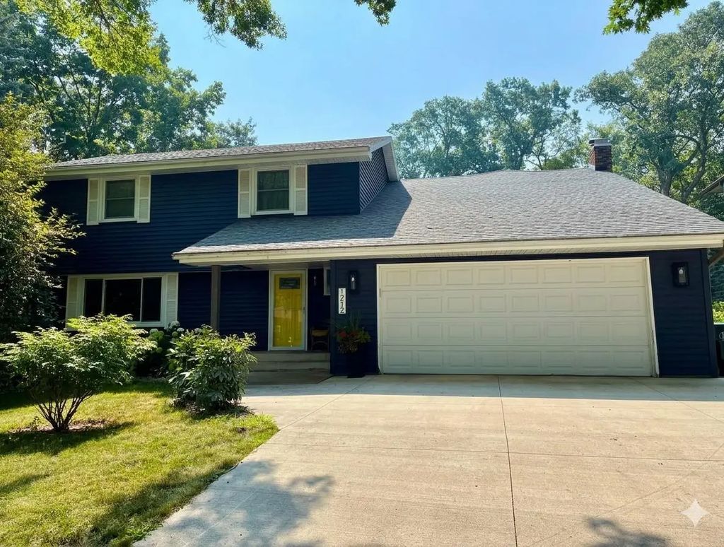 1212 Balsam Trail E, Eagan
