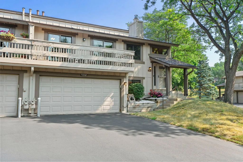 7232 Woodstock Curve, Bloomington
