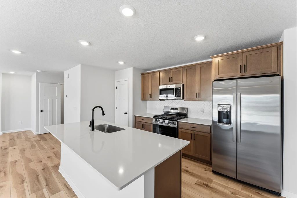 1102 Annagaire Curve, Rosemount