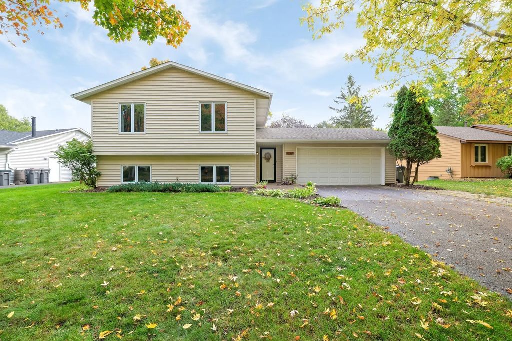 10359 Huntington Drive, Eden Prairie