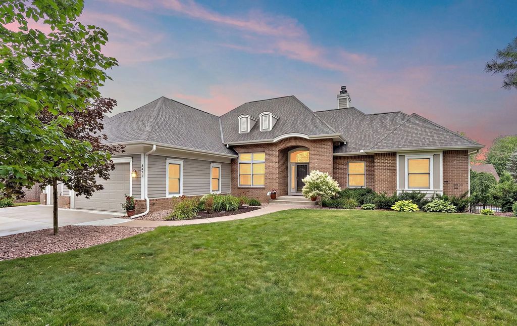 8072 Enclave Circle, Woodbury
