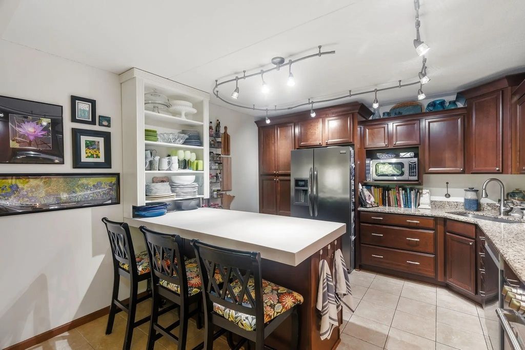 2445 Londin Lane E 202, Maplewood