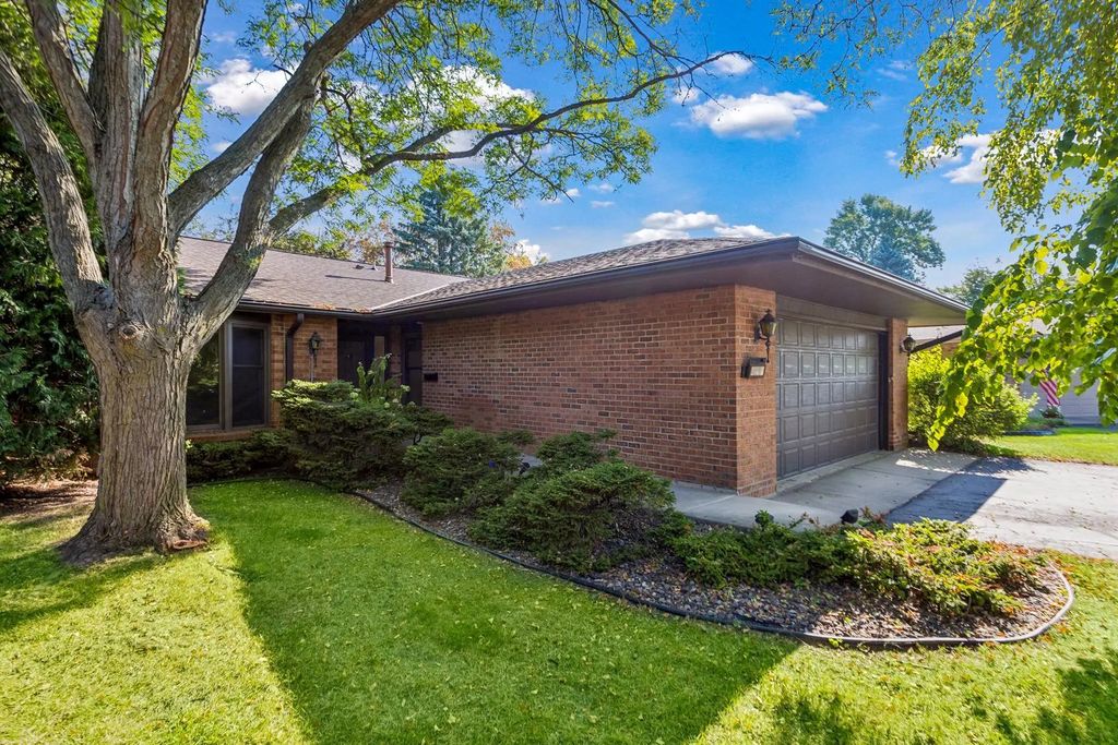 340 Inland Lane N, Plymouth