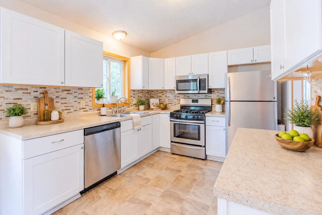 3665 James Court, Hastings